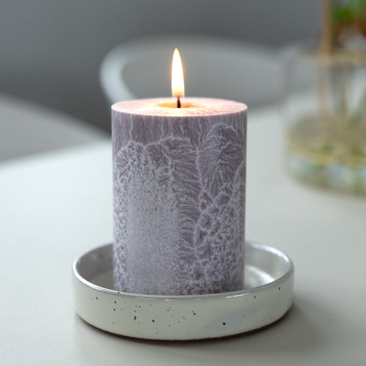 Shea-Blockljus Malve I Ø 67 x H100 mm – nachhaltige Eleganz