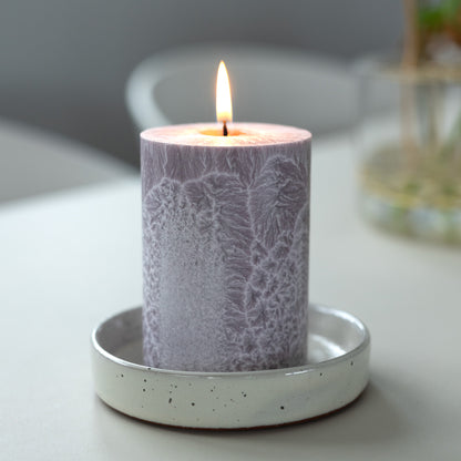Shea-Blockljus Malve I Ø 67 x H100 mm – nachhaltige Eleganz