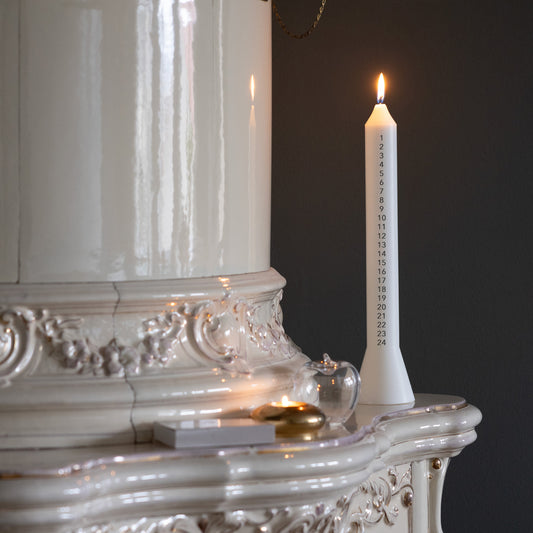 Adventskalenderkerze Anna I Weiß I Selbstlöschend I Ø 39 x H 360 mm